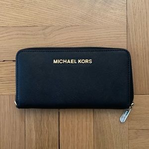 Michael Kors Zip Up Wallet (LIKE NEW)